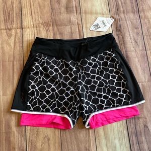 NWT Black and white print active shorts